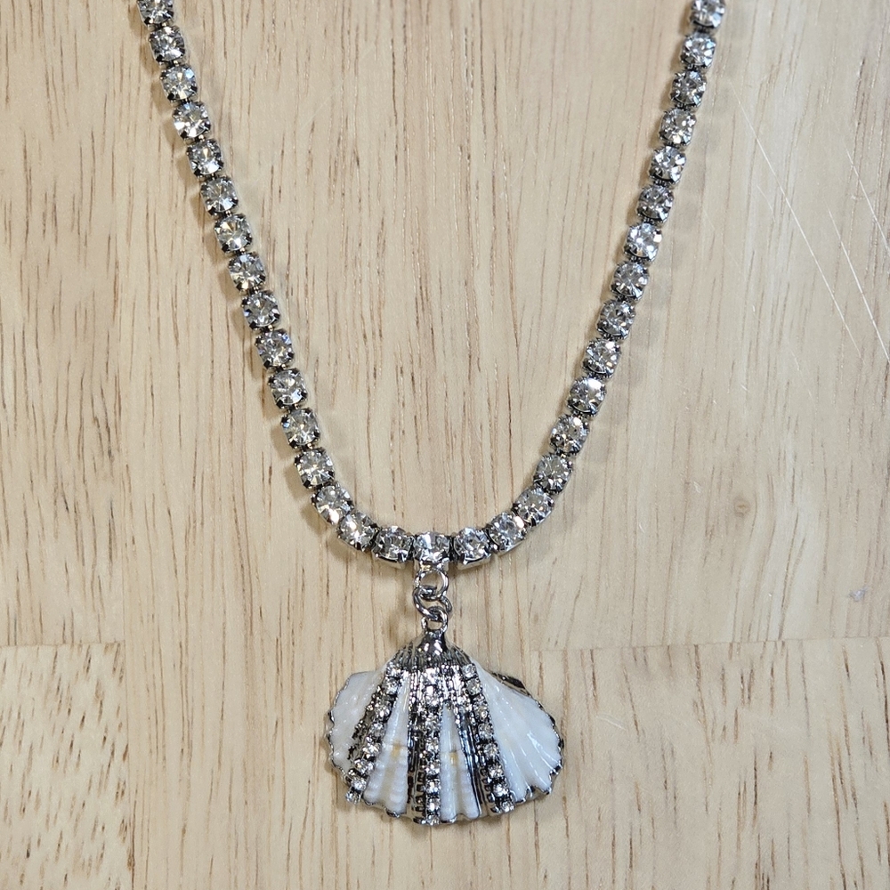 NWOT✨️Clam Shell Rhinestone Necklace - Picture 5 of 8